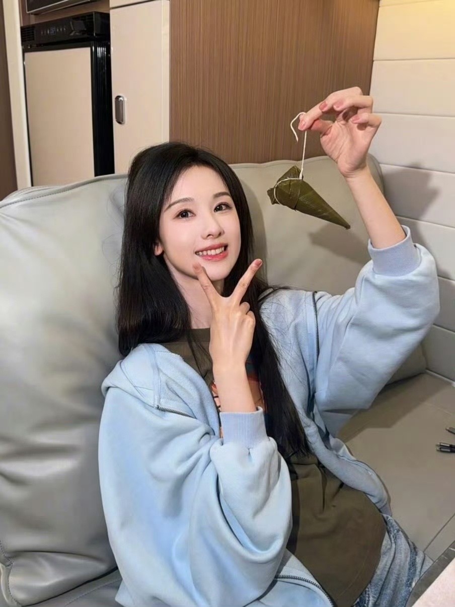 咱们内娱90、95🌸的美貌一样能打，来看鞠婧祎、古力娜扎、李一桐、谭松韵、白鹿
