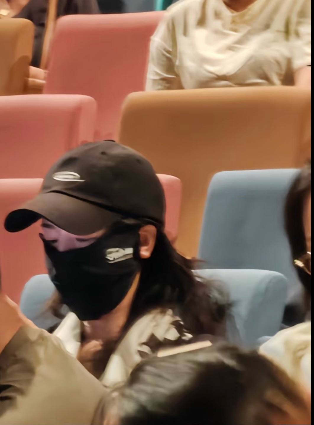 李晟[超话]  🌻李晟被泼李佳航坐不住了 哦莫有人偶遇小李晟和辣目洋子去了谢娜