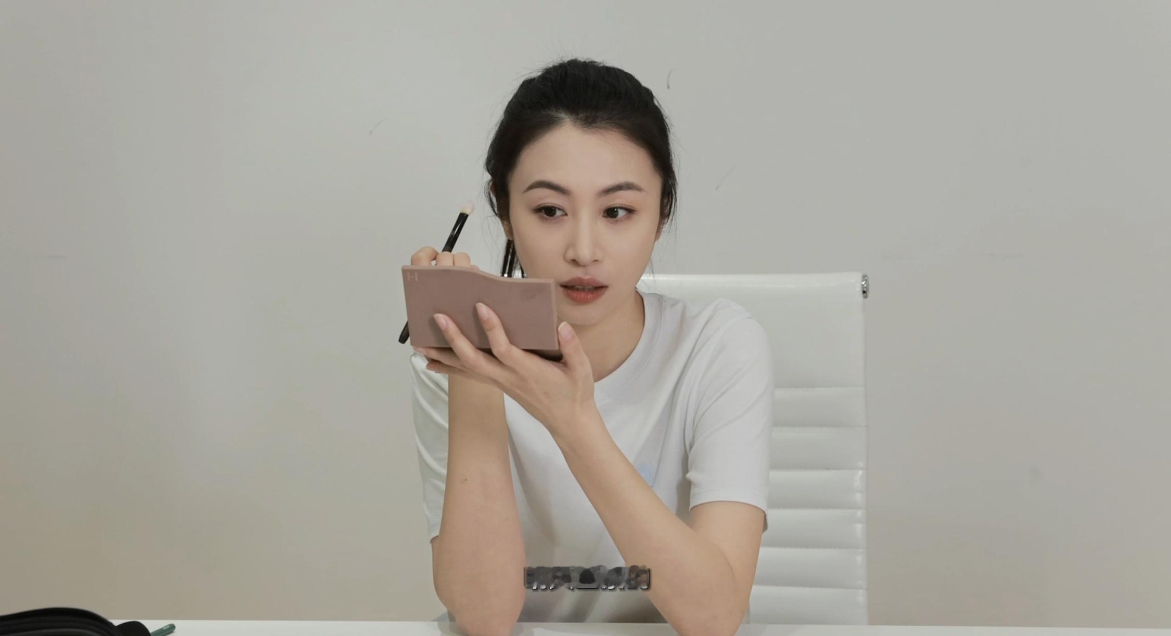 #韩云云挑战彭锦绣造型#韩云云的复古造型，让我们重新感受 80 年代的经典魅力。