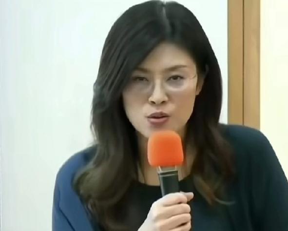 近日，台湾国民党主席郑丽文到东吴大学和学生们交流。遭到青鸟刁难，一名青鸟男学生问