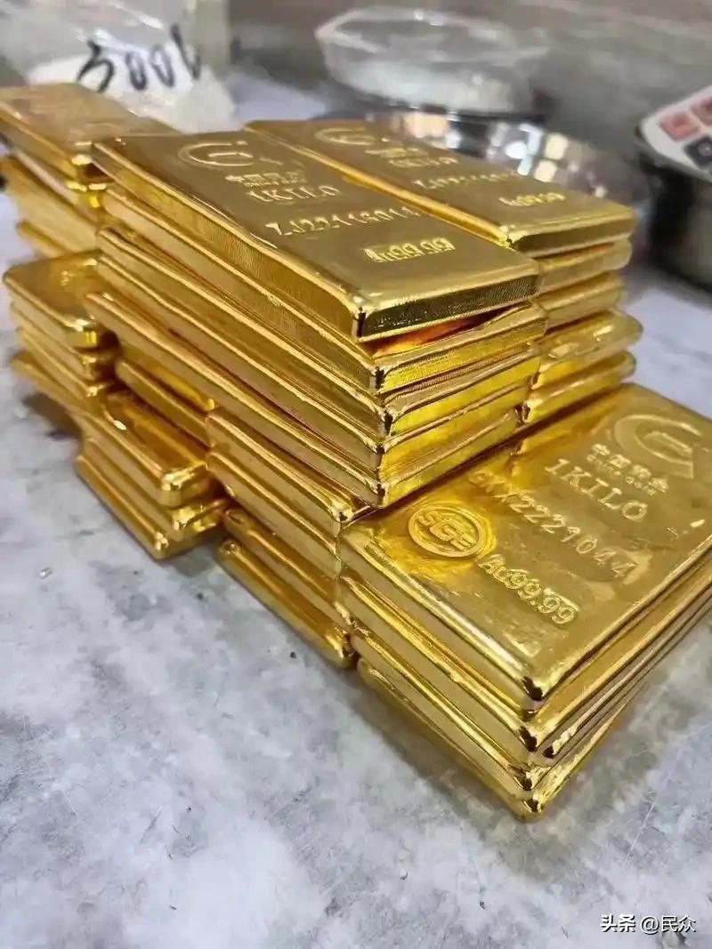 散户群里为了金价回调吵得不可开交，直接给人看乐了。

一帮人天天盯着眼前的K线鬼