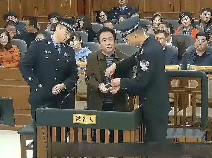 曾经时代的弄潮儿光环满身，如今银环在手，他肯定想一直待在里面，因为在外面不知道谁