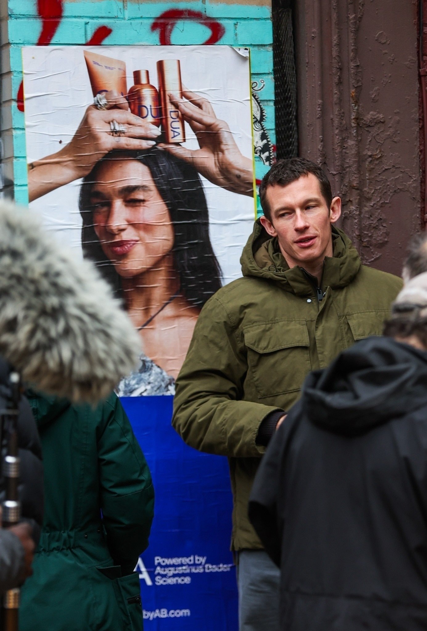 卡哥Callum Turner拍新片《只有一夜》，啪姐在身后“盯场”🆘🆘 