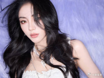 谢可寅甜拽风格被她玩明白谢可寅剧宣图直接存为壁纸 谢可寅真的很会拿捏甜拽感，这组