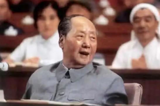 [微风]1981年，有人想动手否定毛主席，胡乔木提出不再称“毛主席”，改叫“毛泽