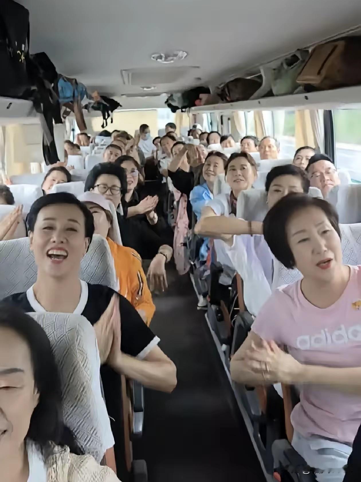有人说，这是一群高退休金的人，活的轻松快乐，无忧无虑。
我不这么看，
我是宁愿孤