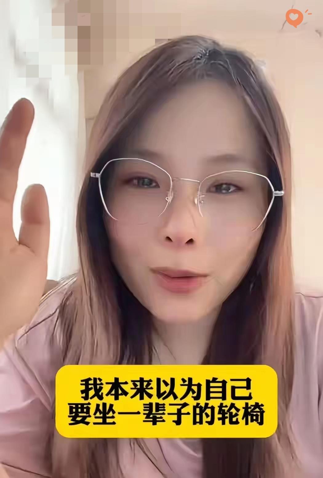 95后李菜菜瘫痪在床时，
父母怕耽误弟弟娶媳妇不愿花钱治疗，

可她偏不信命，