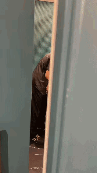 服务员吃客人剩下的菜是好事，证明这些菜干净卫生的！