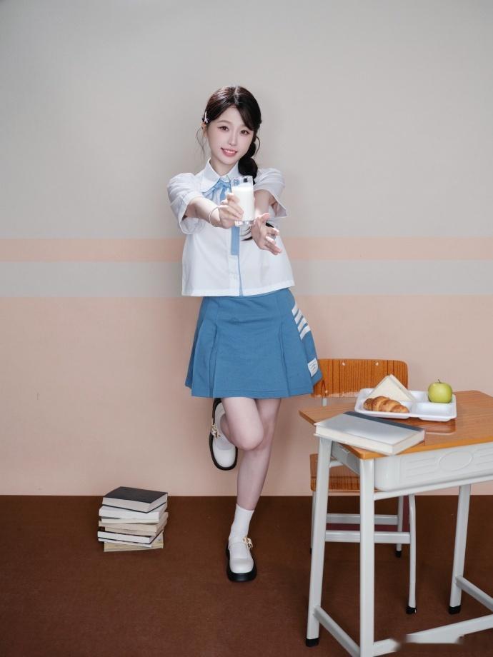 虞书欣今天直播造型 