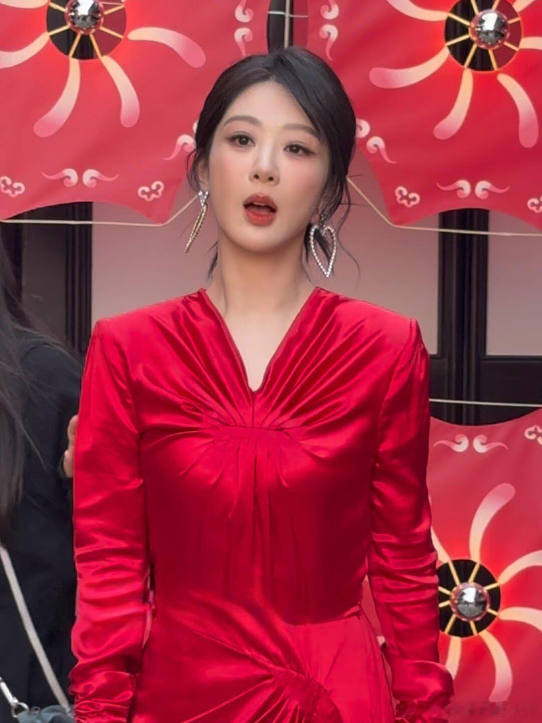 杨紫、宋祖儿华伦天奴活动生图状态 