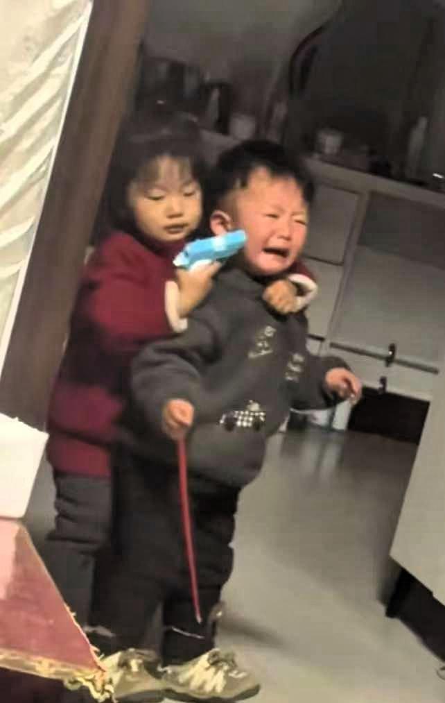 轰动全网的姐姐劫持弟弟后续来了，
绑匪已经提要求了，

事情很简单，家里来了场孩