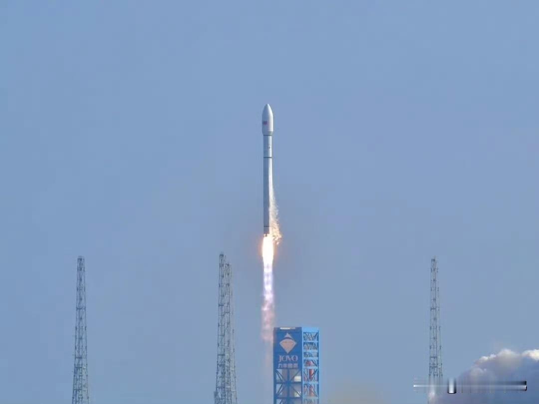 从零星几颗到百颗规模，每一次发射都是中国航天的跨越。这些卫星织成的天网，未来不仅