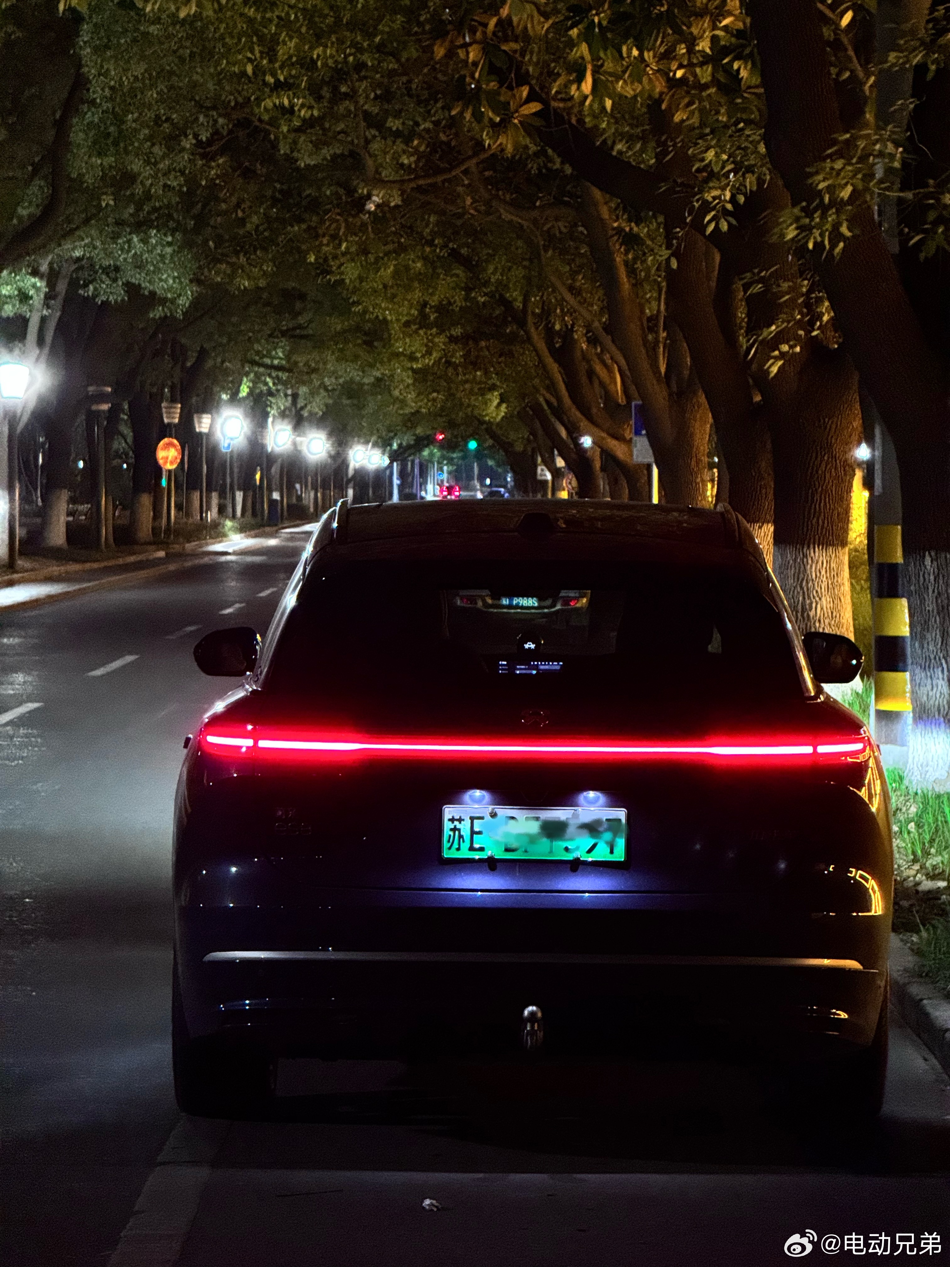 深夜溜溜车，拍拍车，es8外观气质真的可以。不知道为何从没觉得自己拍车搞车是一种