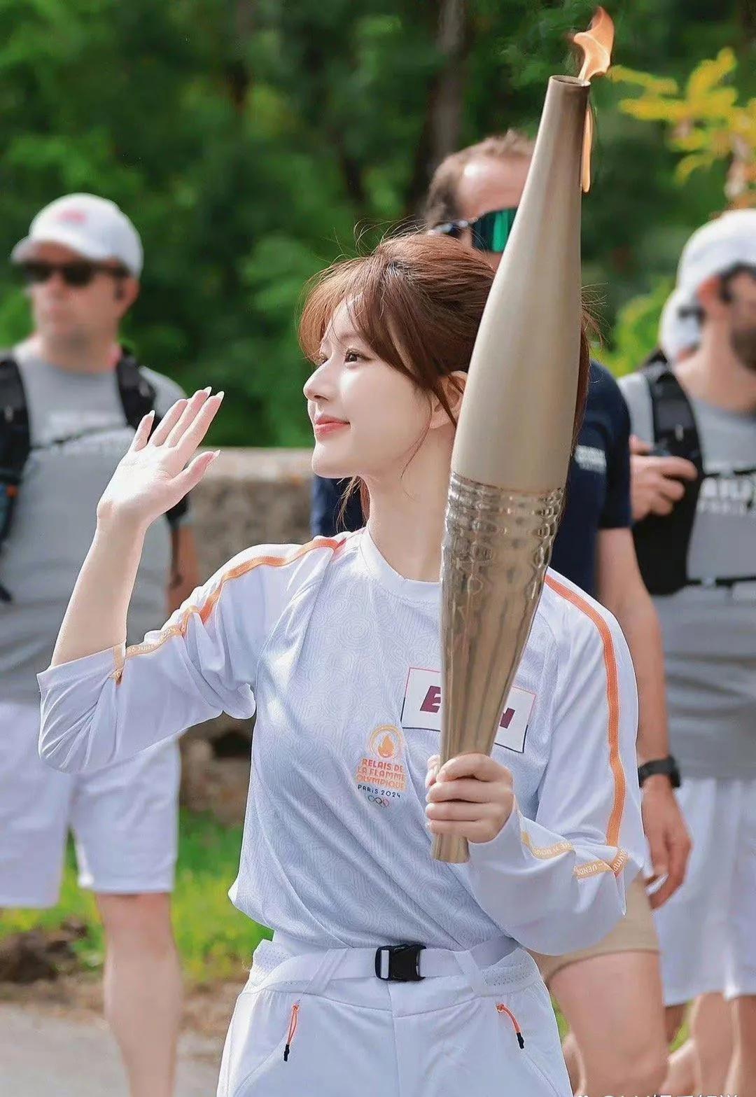 赵露思参加巴黎奥运火炬传递，赵露思以流利的英文接受了媒体的采访，落落大方，彰显了