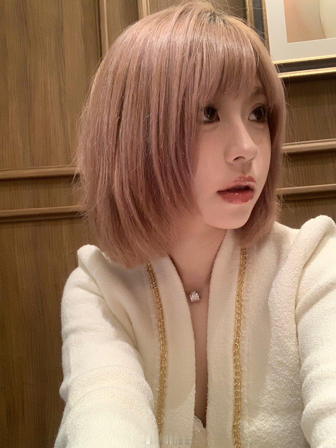 这女的怎么这么多自拍啊[汗] 