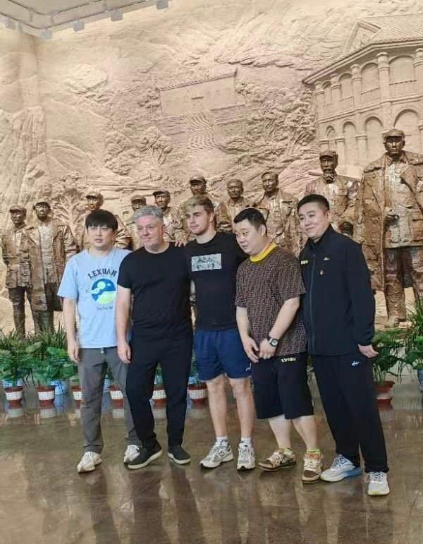 #小莫拿两块银牌回国后的排面# 冷知识：莫雷加德同志来中国🇨🇳还接受过“红色