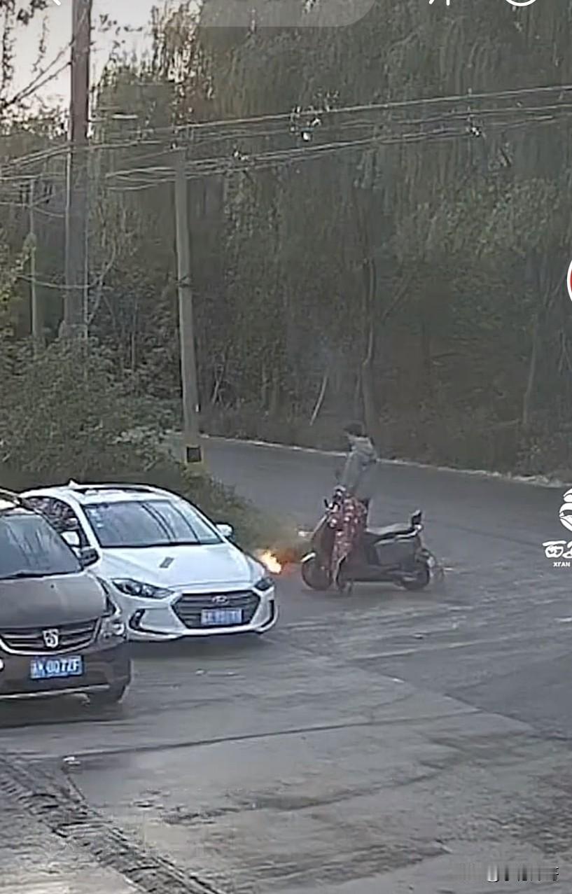 手欠惹大祸！江苏扬州，男子好奇点燃路边飘落的柳絮，火势瞬间失控引燃路边汽车，车辆