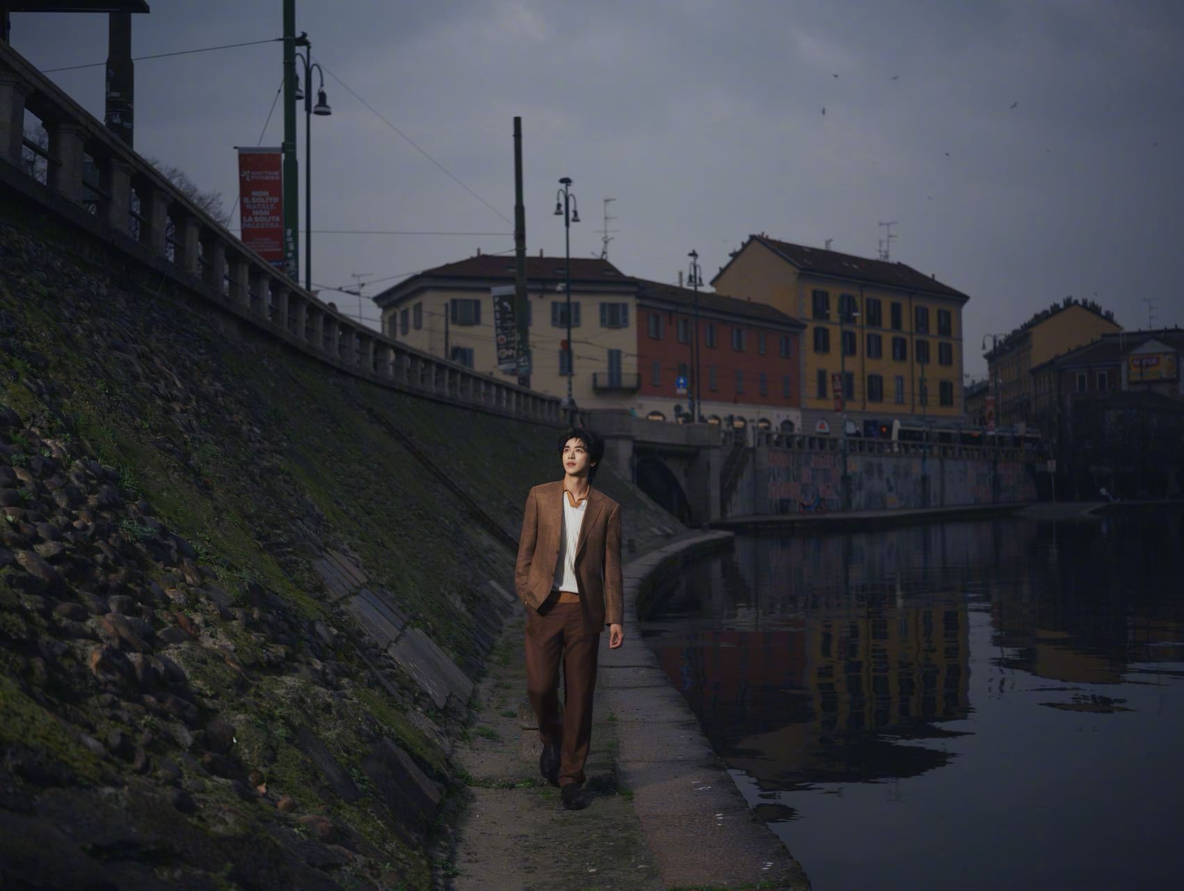 许魏洲 in CANALI 📷🍂 作为品牌挚友亮相米兰时装周秋冬系列发布会，