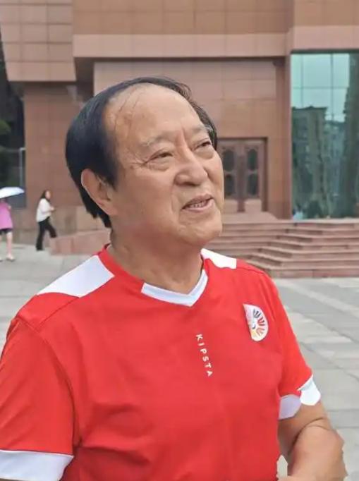 万万没想到，折腾半生、一度倾家荡产的牛群，晚年竟被美国毕业的儿子牛童，用最朴素的