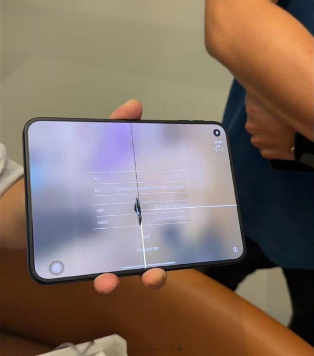 iPhoneDuo屏幕开裂这质量一万多，真的不敢恭维，果然还是不能抢第一代[流汗