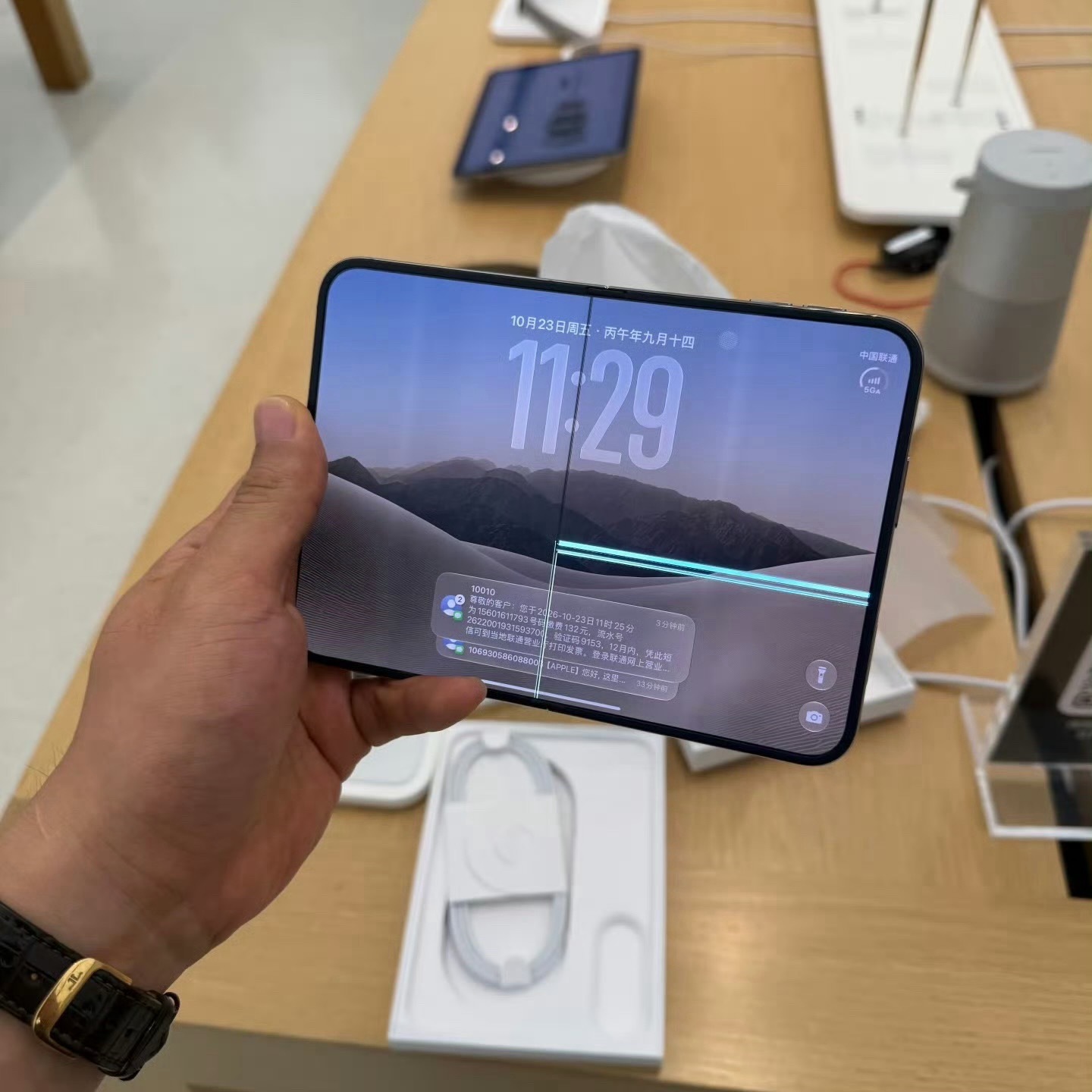 男子回应iPhoneDuo刚到手就摔碎还没出营业厅就“拉线”了，这谁受得了？ ​