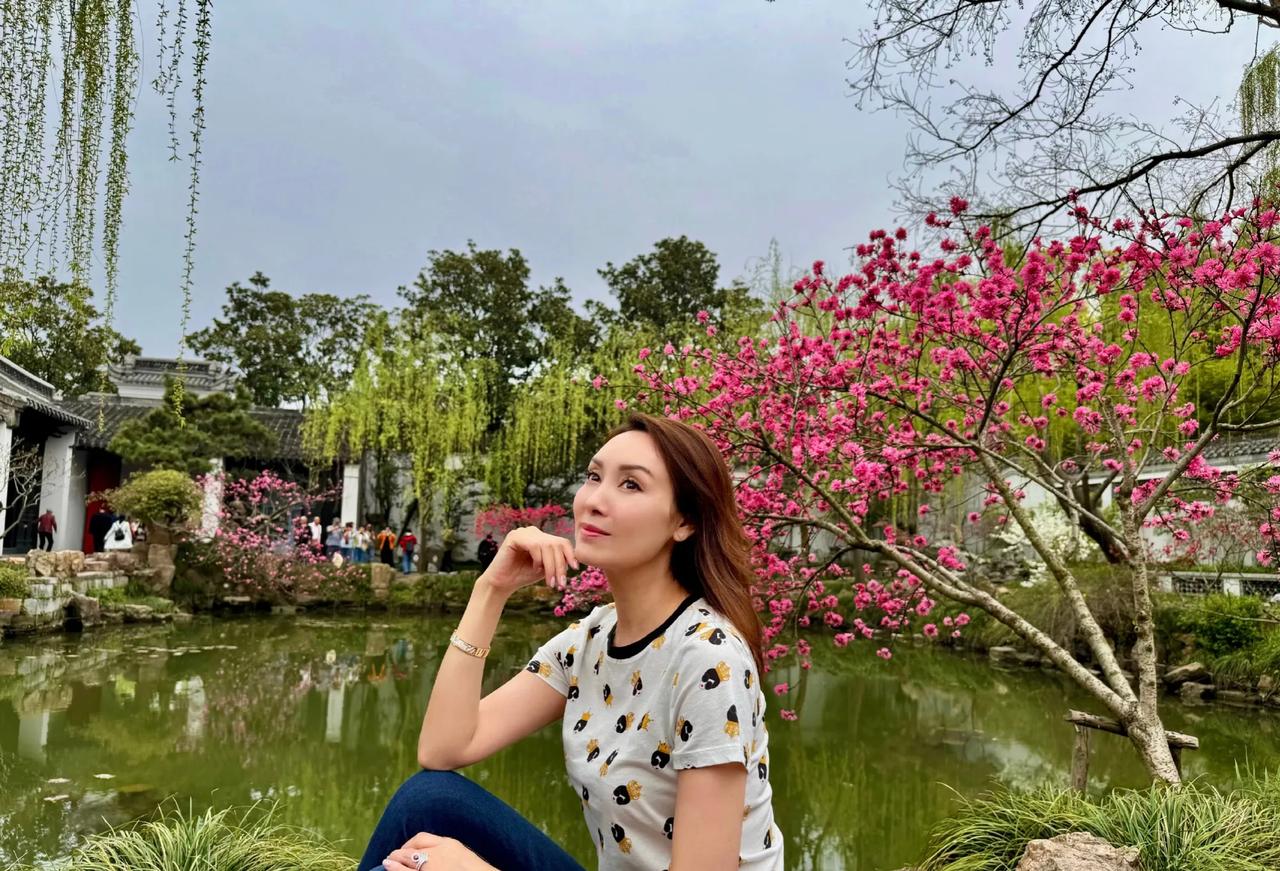 郭可盈带女儿到扬州游玩，感受西湖美景。郭可盈坐在湖边，人比花娇，状态很好。她和女