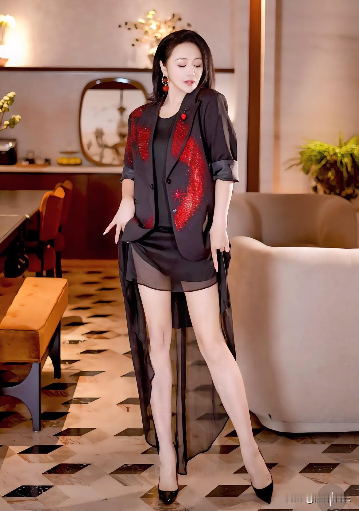 妈咪这是越来越年轻了 ！
第一眼不是被腿吸引🤩，而是她少了什么？浪姐过后也走上