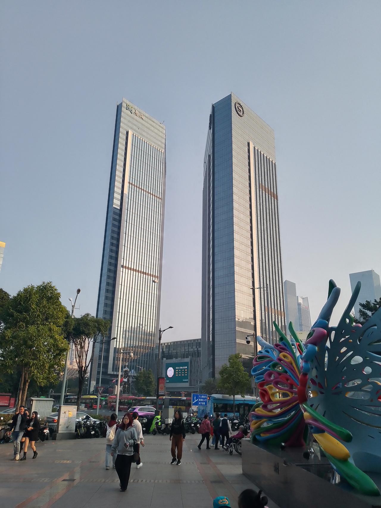 有没有在天河区这栋楼上班的人说一说，外面看起来这么薄的大楼，里面宽不宽敞？