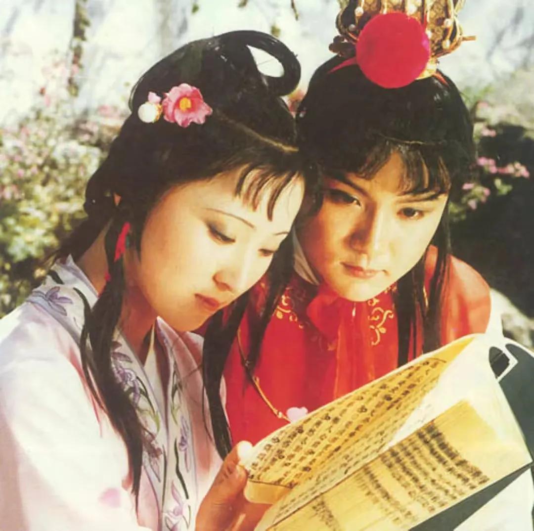 小时候被我爸一句“红楼梦都是婆婆妈妈的事情，没啥好看的”给误导，就光顾看三国西游