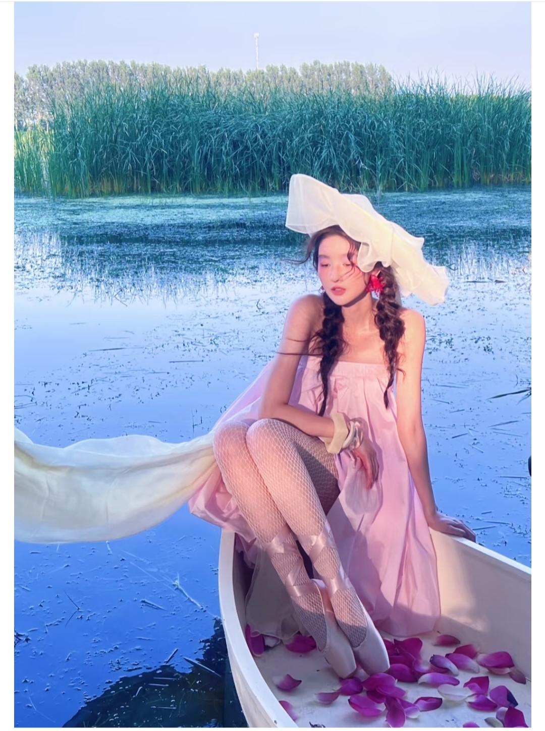 王玉雯，这妆容和这芦苇丛好像不太搭。