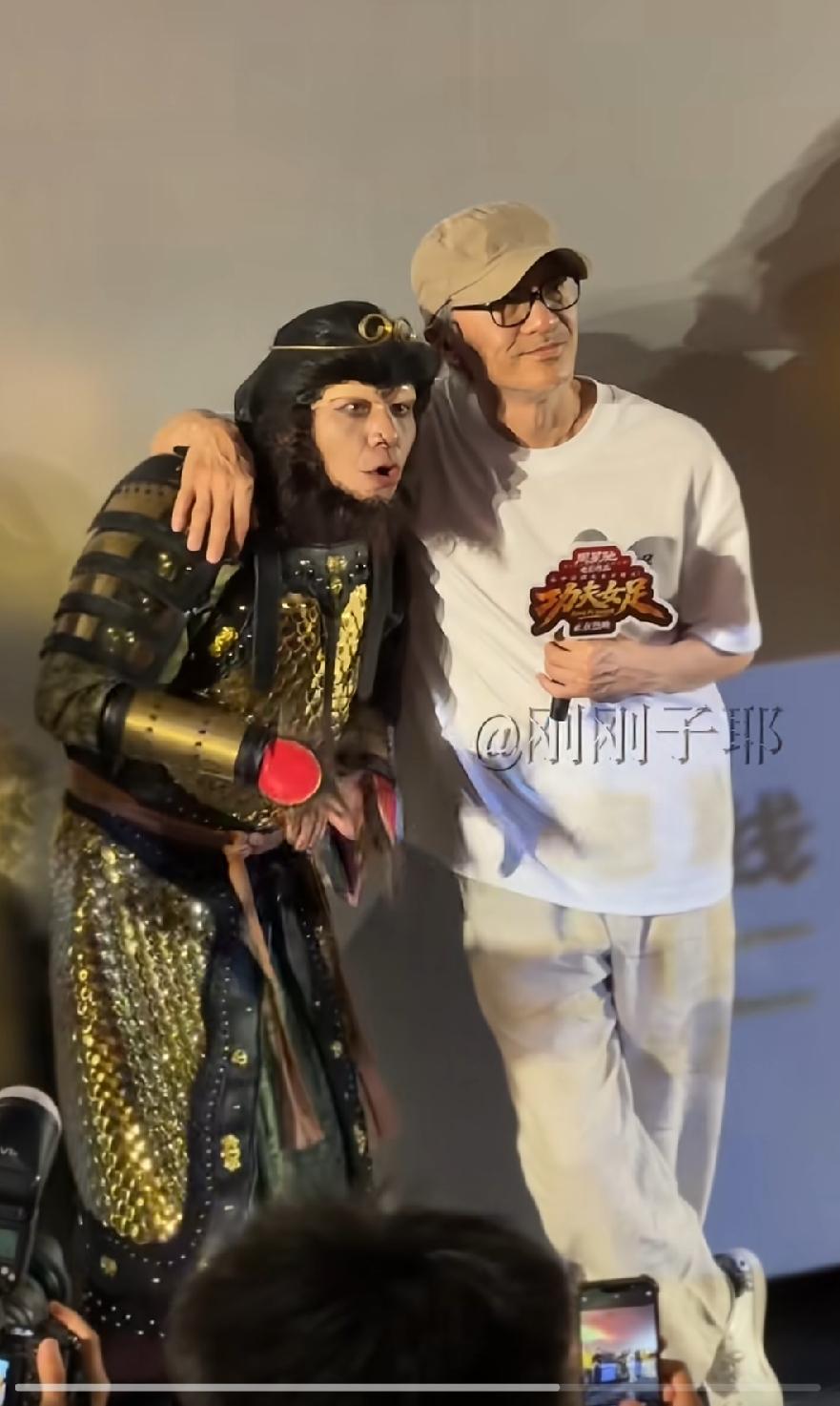 周星驰成都路演，与至尊宝互动合影，这位男影迷太有心了，不知道哪里找到的，一模一样