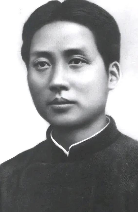 1950年，铁匠朱其升看到家家户户挂毛主席像，偷偷对妻子说道：“其实，毛主席是我