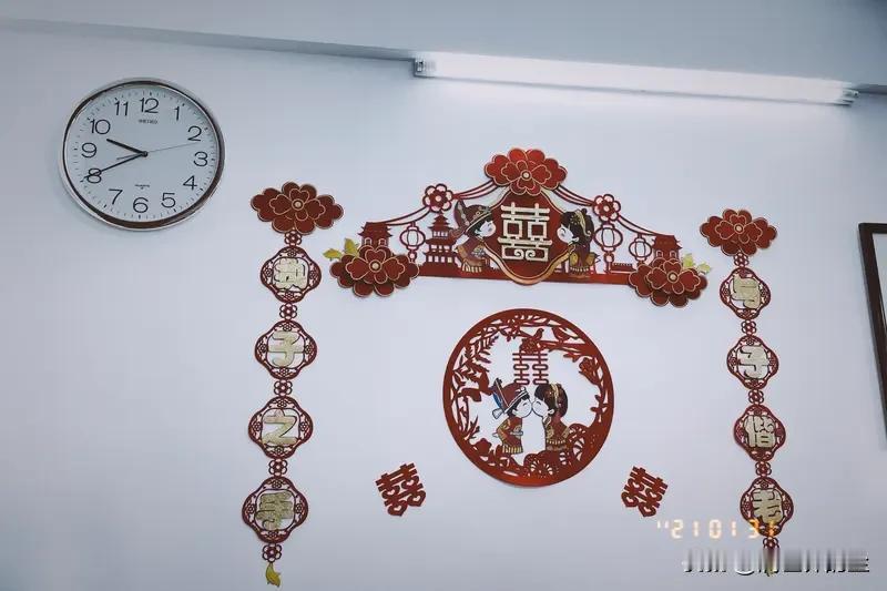 儿子辞职了，打算重新找份工作。我见他搜索的全是婚姻登记中心文员这个岗位，便有些好