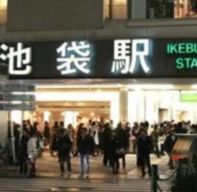 乱哄哄的日本东京池袋街头发生抢劫案，中国大妈被抢800万日元


 池袋是东京二