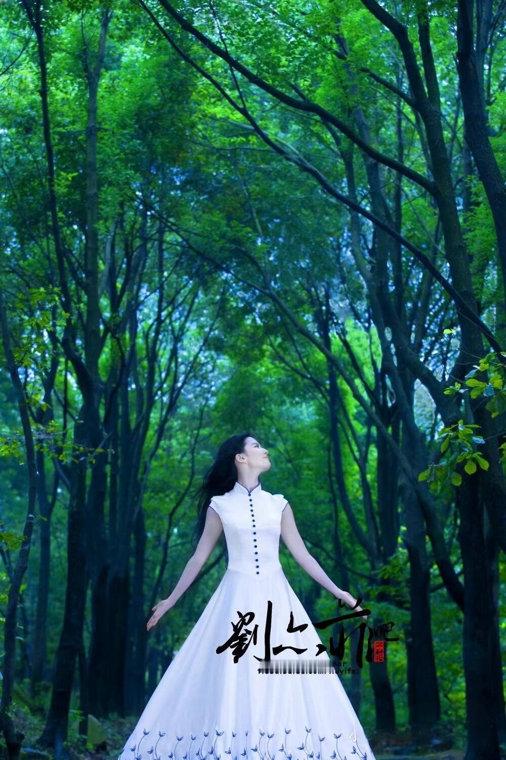 长发及腰+洁白长裙，是很多小说里的白月光 