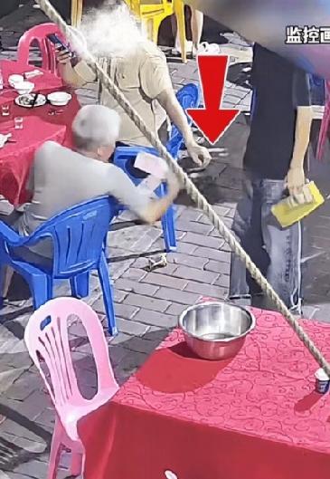 快讯：广东一家店里，顾客吃完结账把钱往地上一扔。服务员弯腰捡起，想着这事该结束了