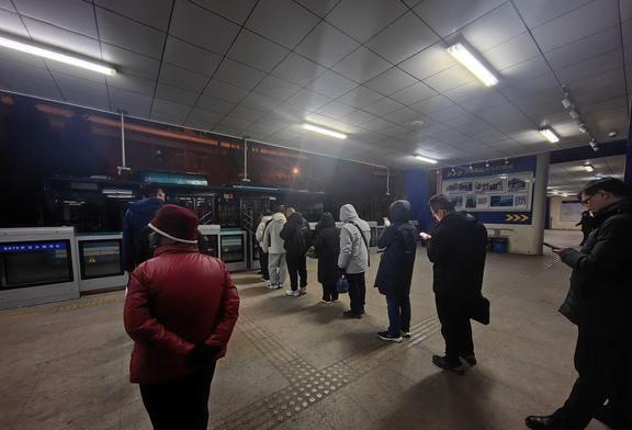 济南人民的素质确实高
燕山立交北，brt9候车，大家自觉排队！