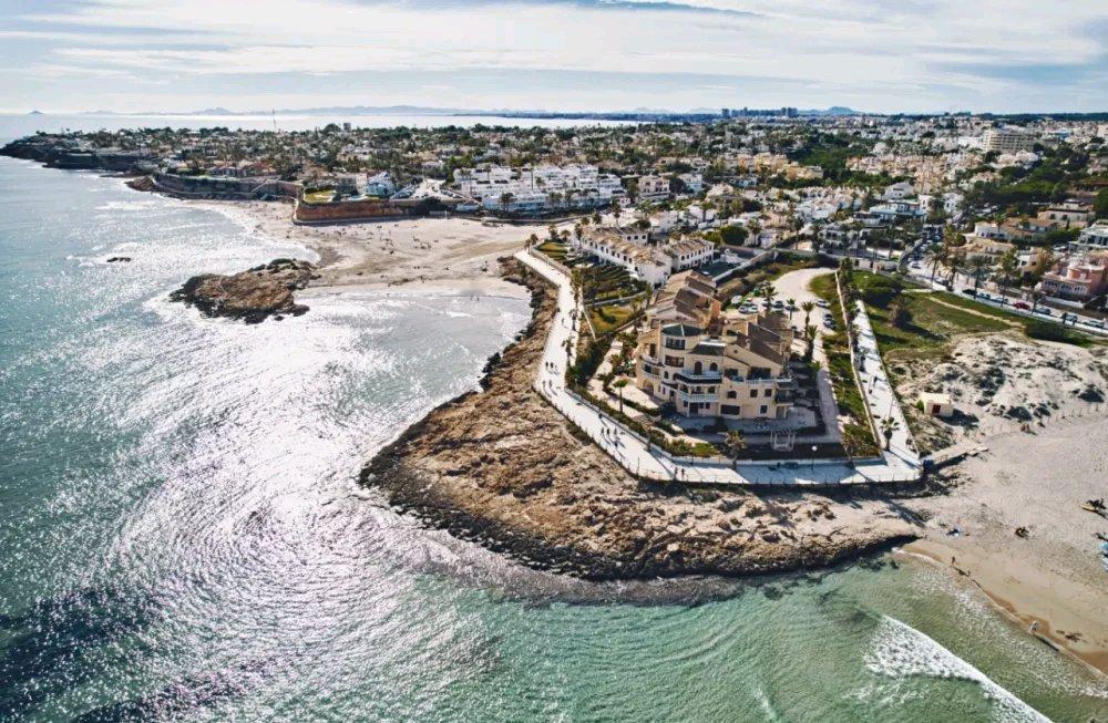 英媒报道，一名29岁英国男子在西班牙白色海岸遭枪击身亡。其布满弹孔的尸体12月2