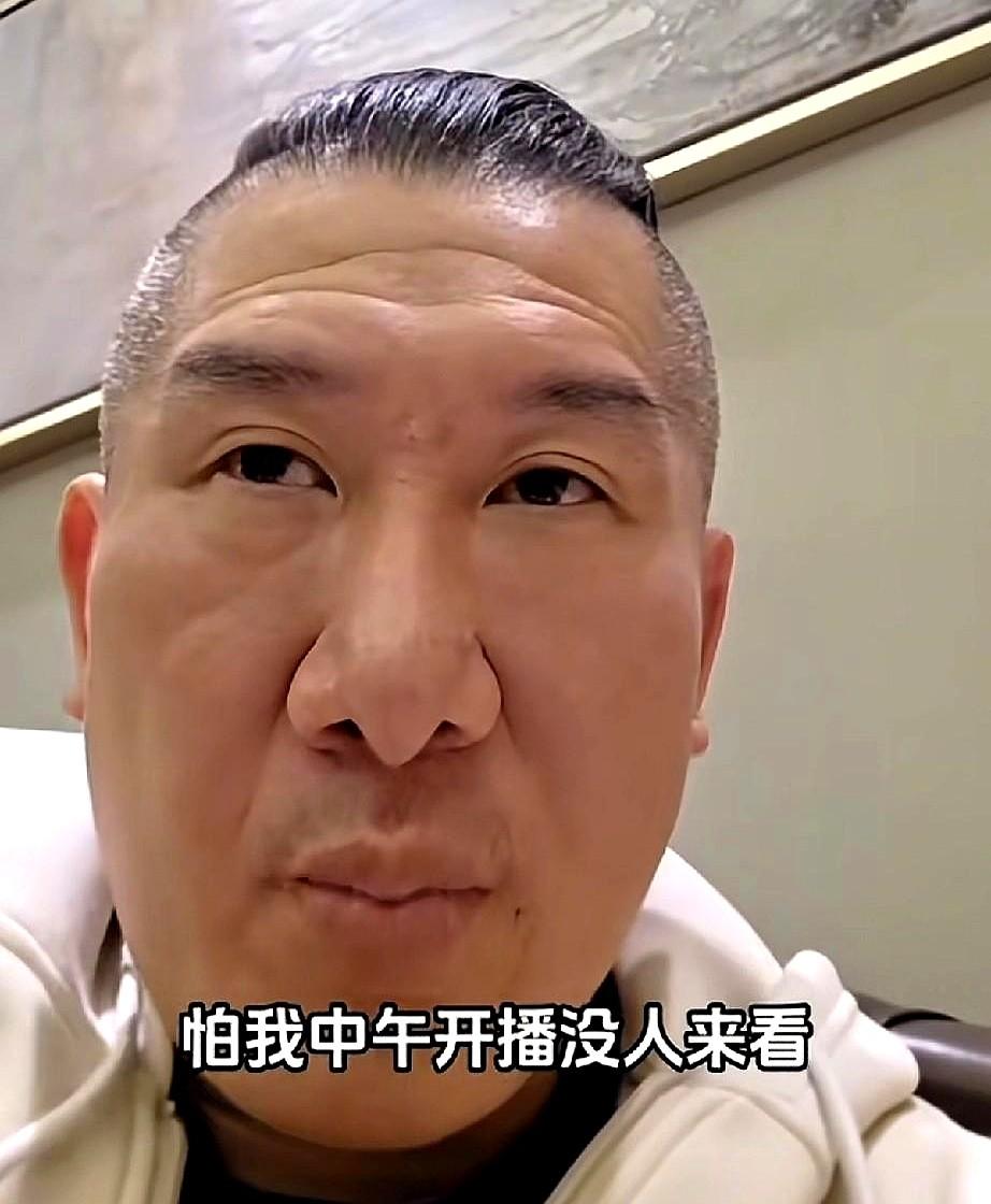 “谢谢宝子们！谢谢团队！”

昨晚某馆长首场直播，嗓子喊哑，钱包却笑开花——粉丝