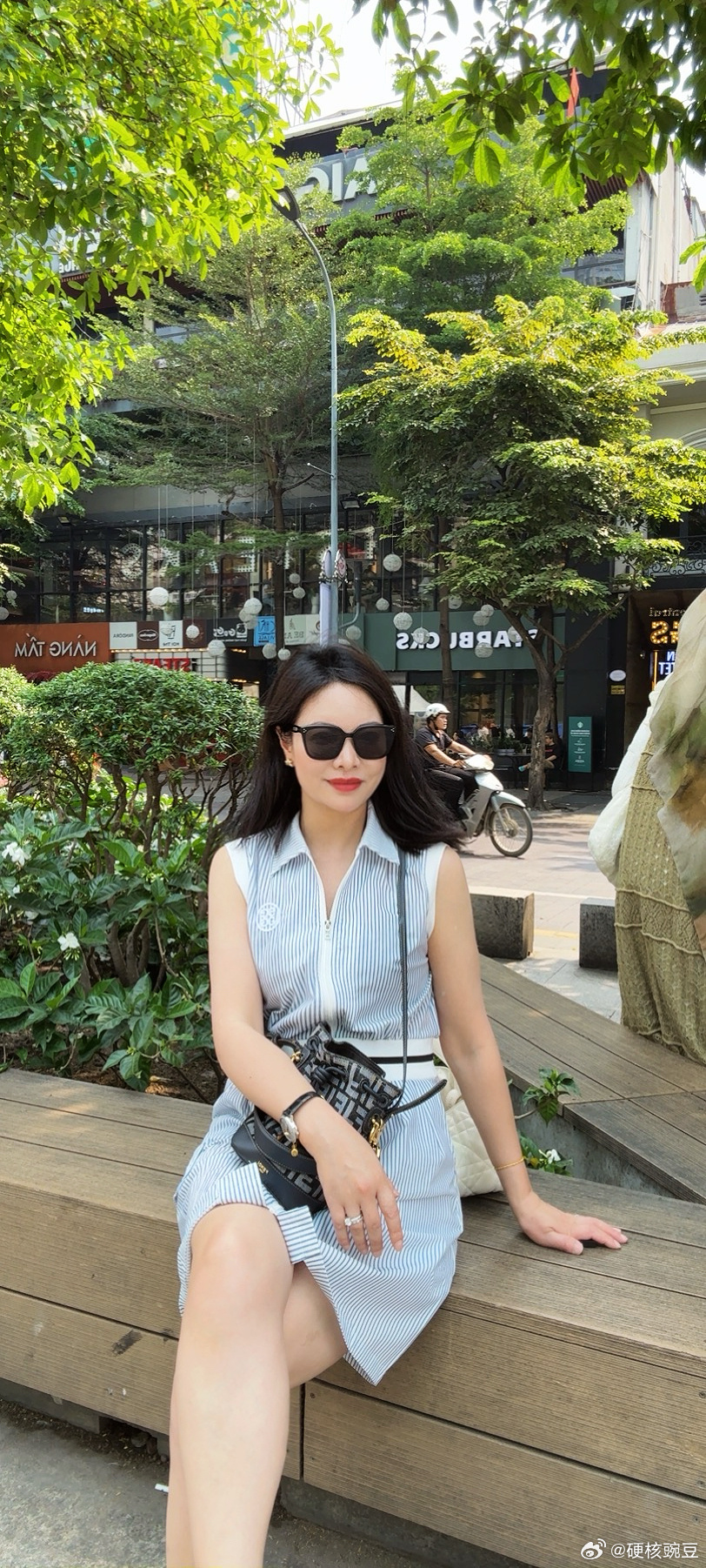 姐姐把150万元黄金当垃圾扔掉 我去做饭的时候因为要带洗碗手套就把钻戒摘下来，放