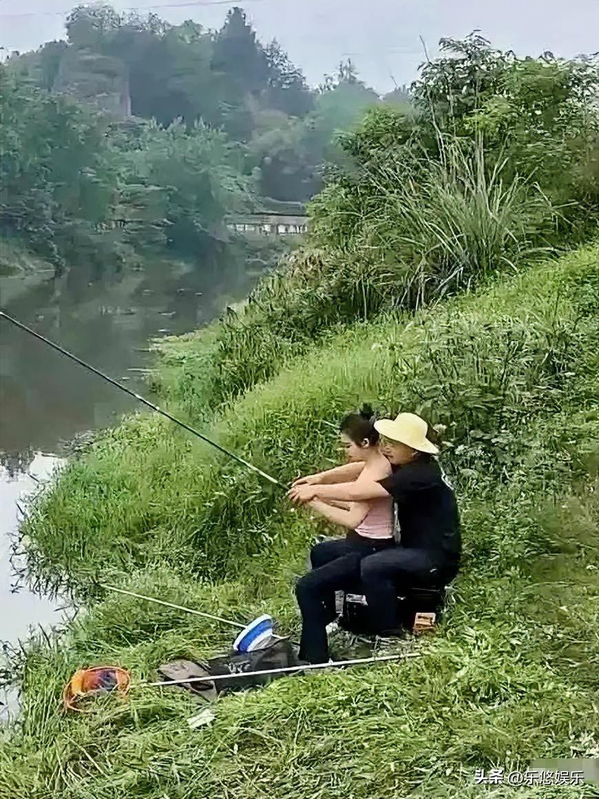 哥们你这是在钓鱼吗？你要是钓到鱼就奇了怪了…