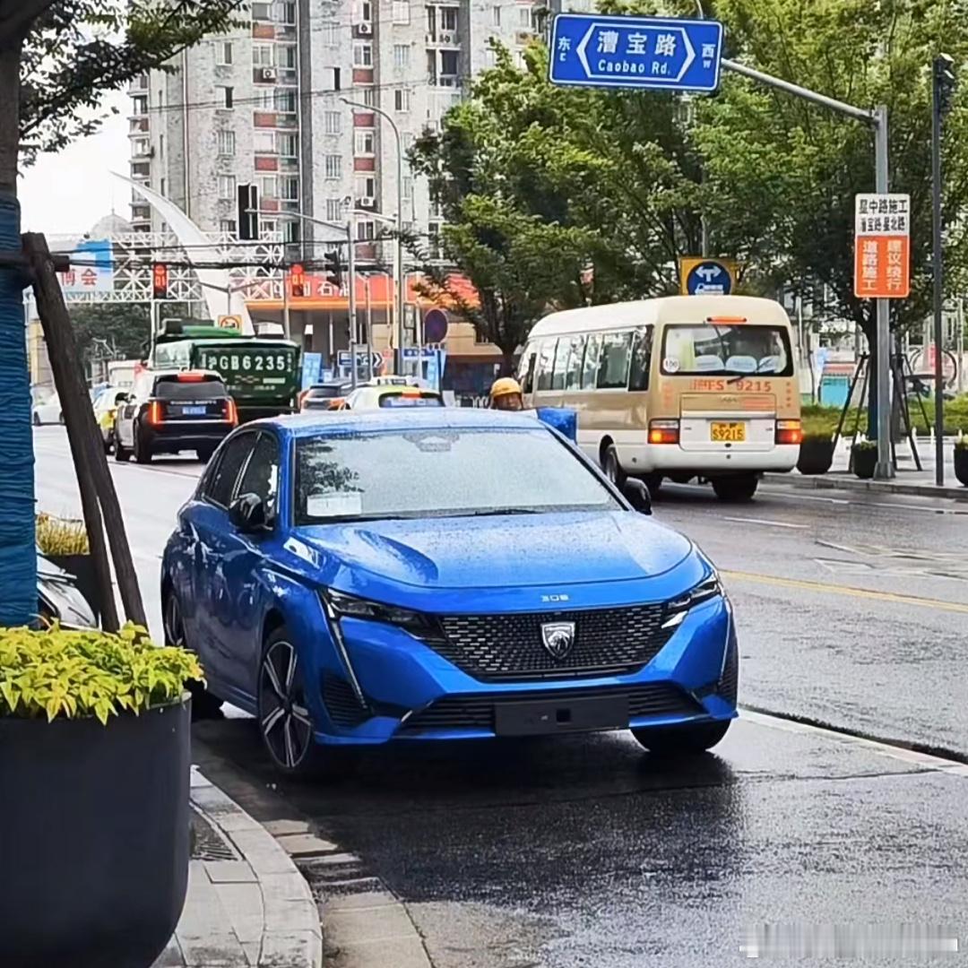 哇！为什么这车一停在那儿整个街景都欧洲味儿了[允悲]这就是蒲酒尔的魅力吗[苦涩]