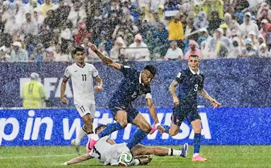 笑不活了，法国队1-0伊拉克，比赛因雨暂停，姆巴佩进球可能无效

比赛进行到一半