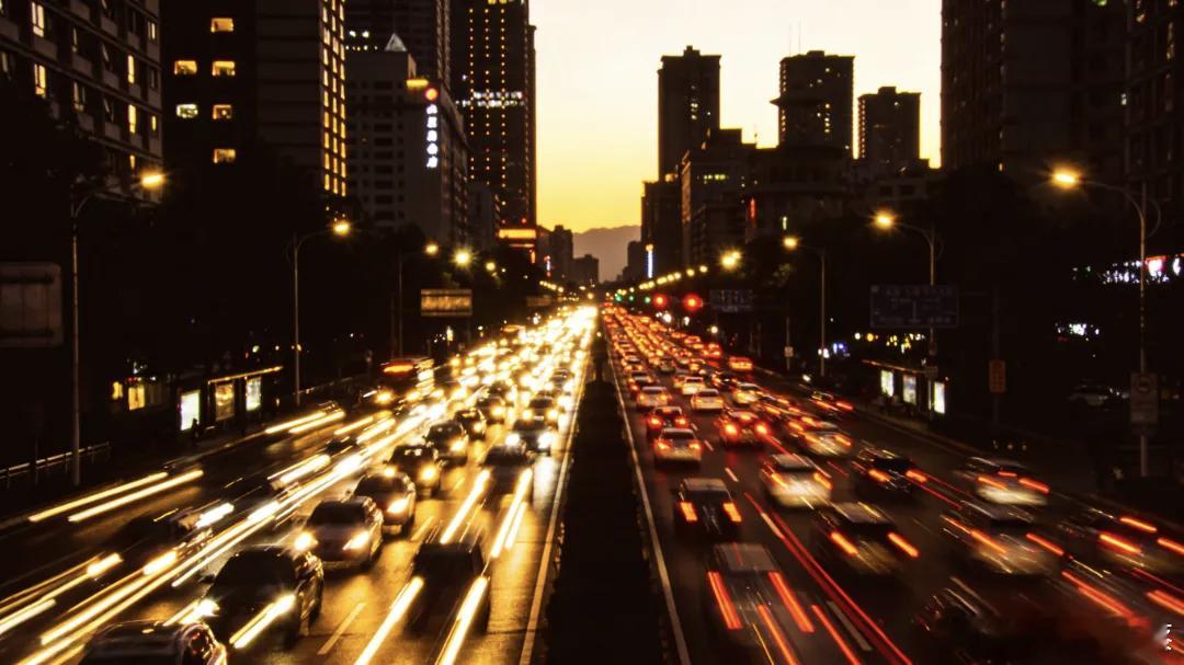 2026北京车展汽场全开大六座suv 站在2026北京车展的展馆中央，一年内超1