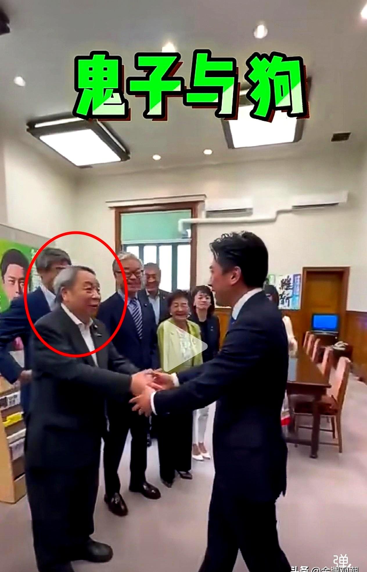 一握手就让人破防？
这事儿还真有点离谱。
石平最近被小泉进次郎接见并握手，消息一