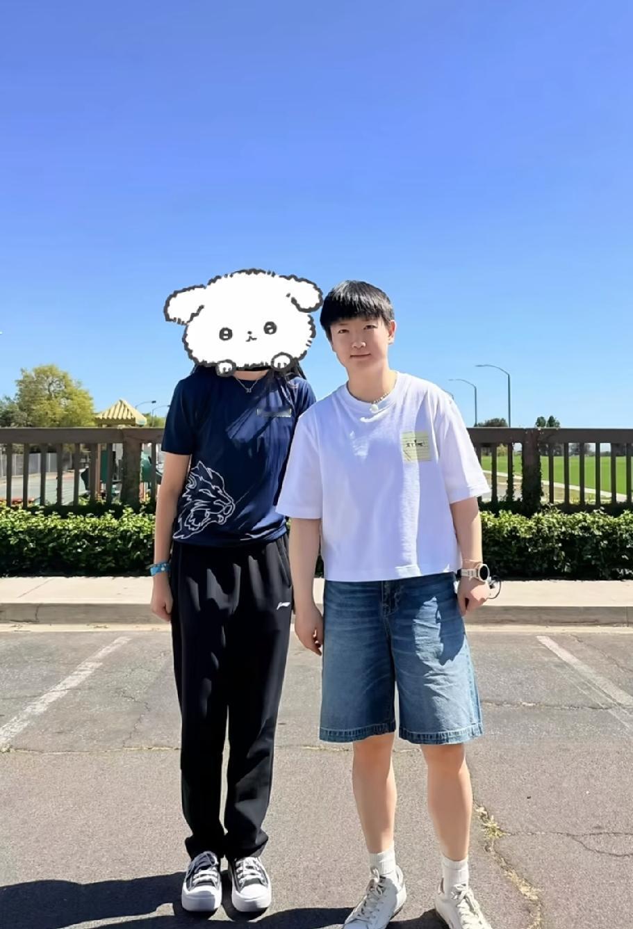 一张暖心合照分享～
身旁的小姐姐站得板正笔直，看得出来见到莎莎心里满是激动，一时