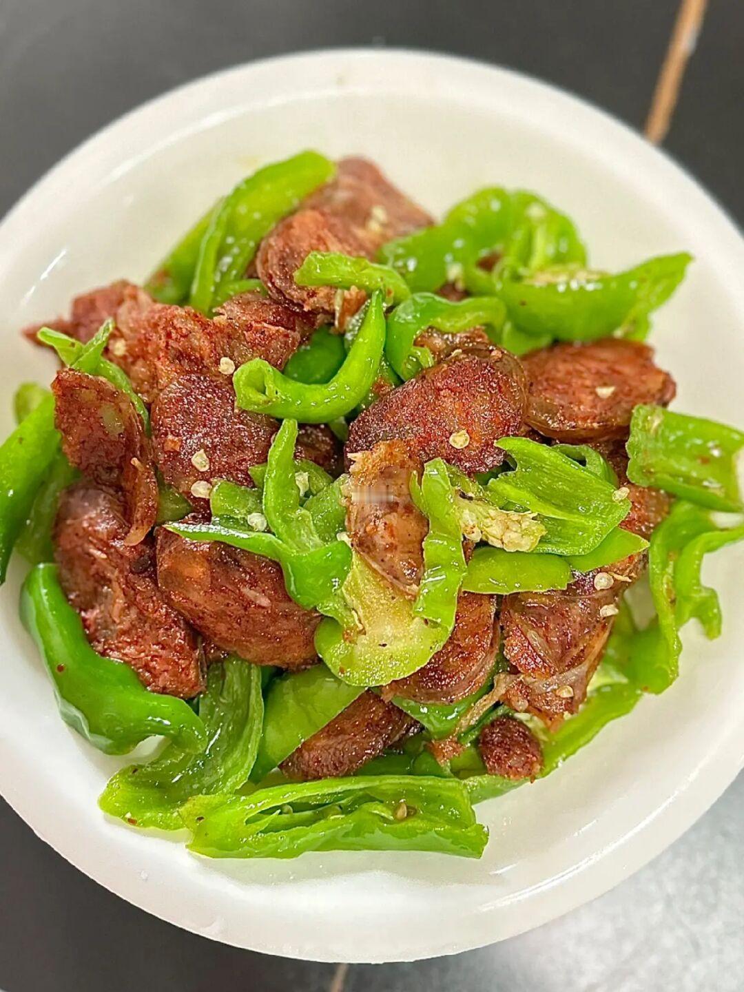 香肠炒辣椒真的很绝 太费米饭了🤣