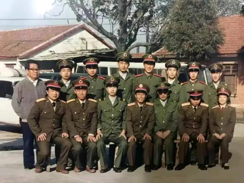 大家仔细看，这两名上等兵肯定很不简单，看看他们坐的位置就知道了。
照片中，两排军