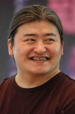 一个人能在功成名就之后，还一直保持低调，家里不请保姆自己回家做饭做菜，女儿结婚只