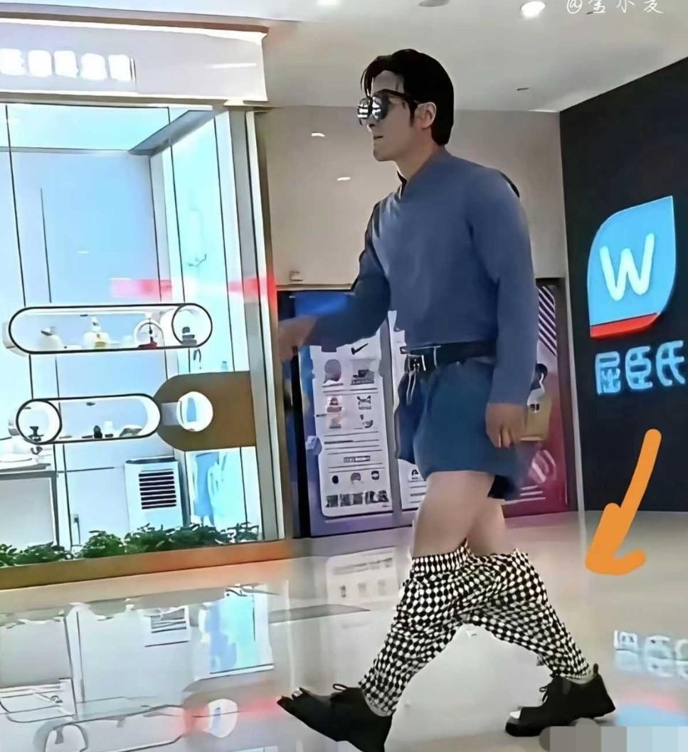 穿这种裤子的人到底是怎么想的？你说穿这裤子，要是有人上去踹他一脚，他能追上吗？